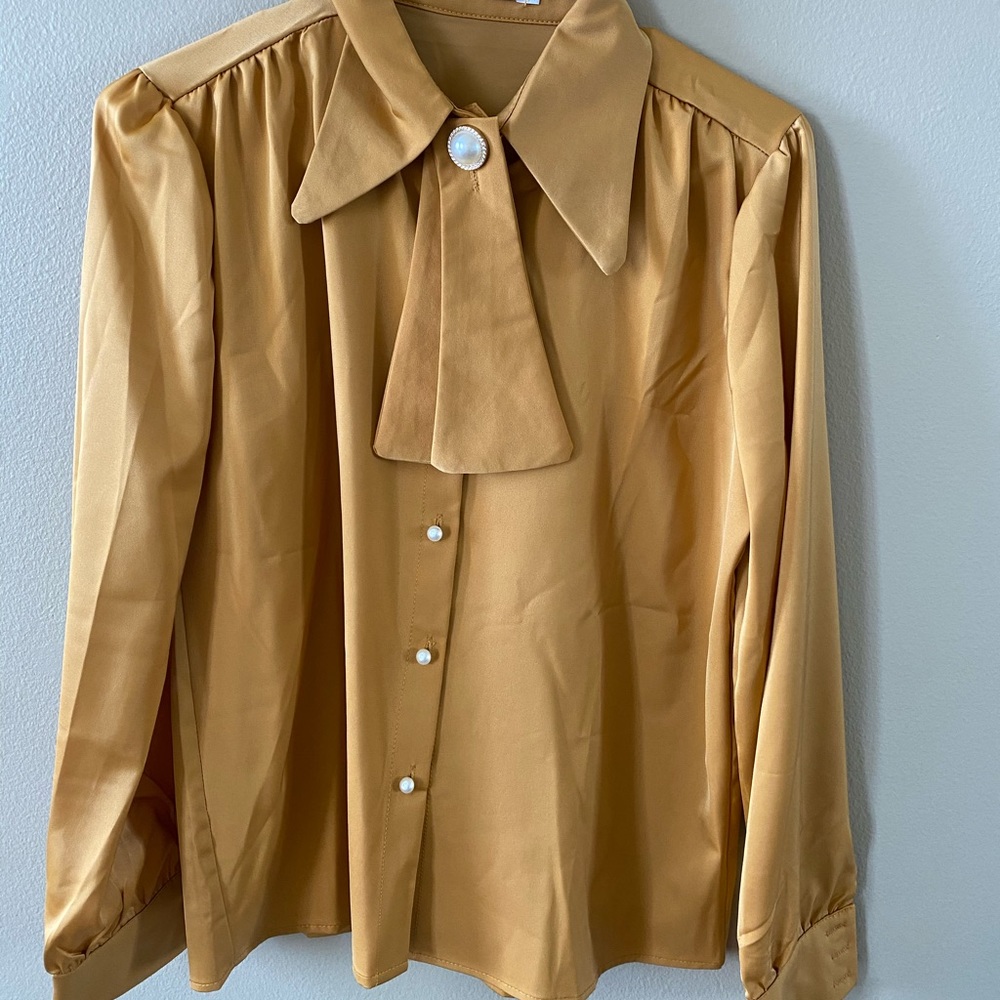 Yellow shirt with long sleeves